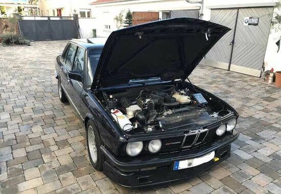 Frontansicht eines BMW Oldtimers – Sachverständiger