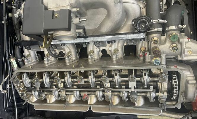 Motor eines klassischen BMW bei der Instandhaltung